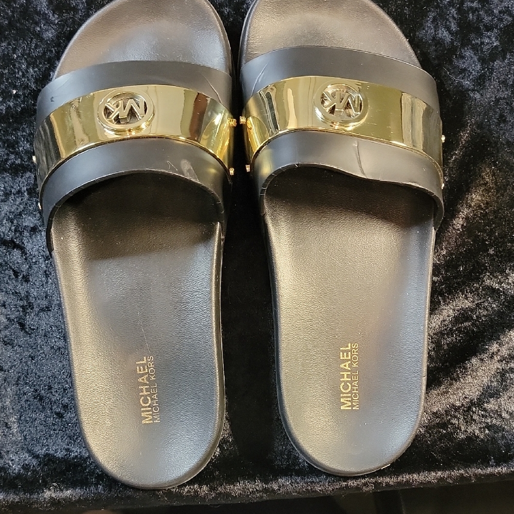 Michael Kors Size 7 Black & White Slides with Gold Plate W Iconic MK Logo Plate
